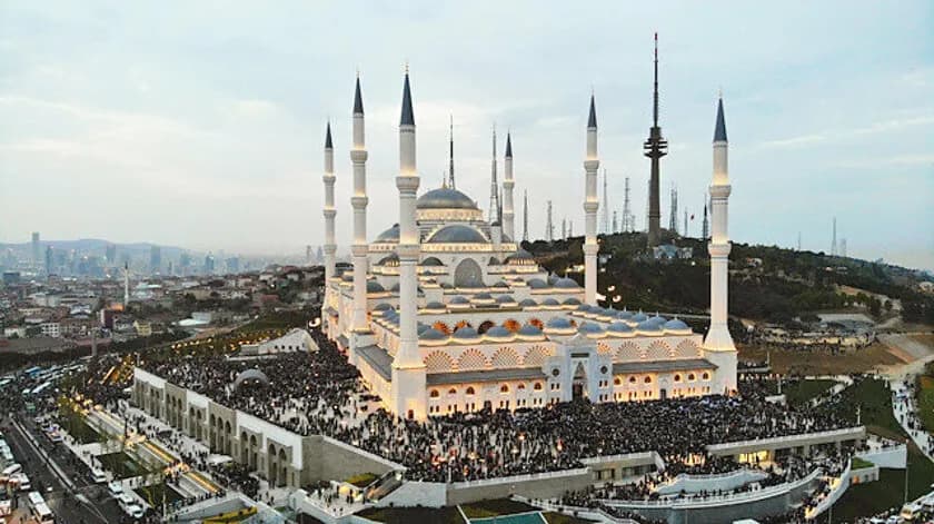 8-Hour Istanbul Tour: Europe to Asia, Topkapi Palace & Harem Visit with Live Guide & Lunch - Image 4