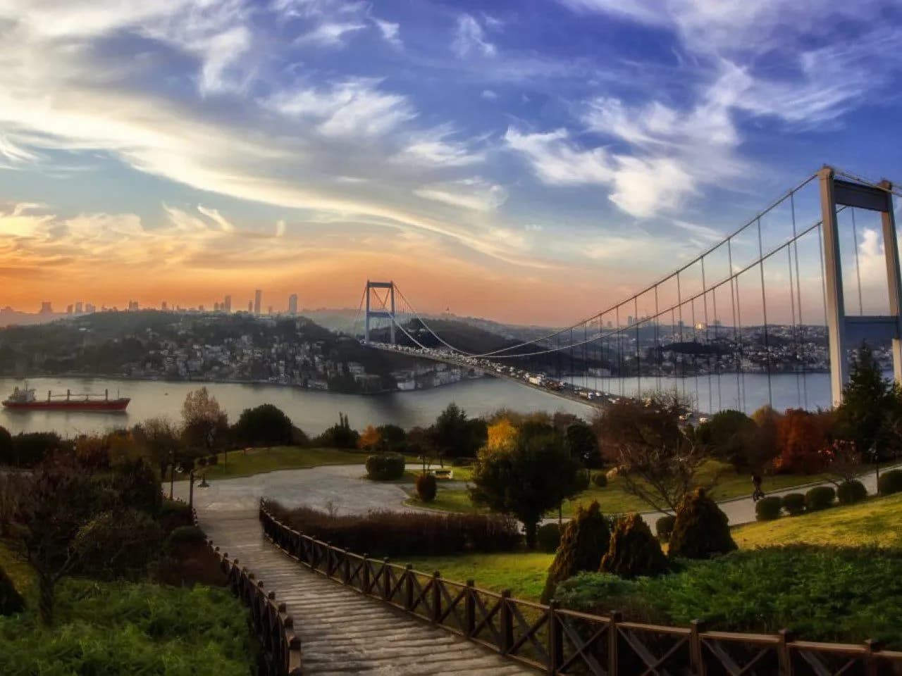 8-Hour Istanbul Tour: Europe to Asia, Topkapi Palace & Harem Visit with Live Guide & Lunch - Image 10